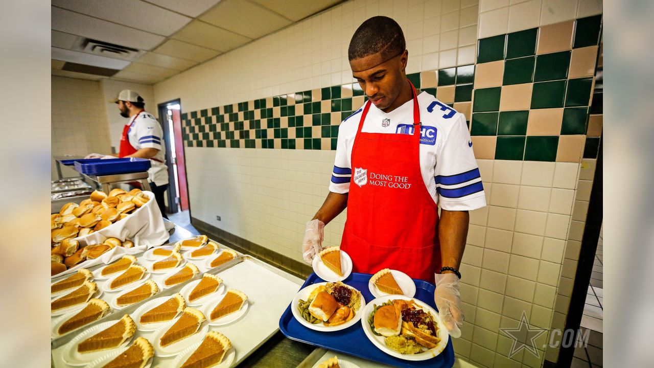 Cowboys players serve Thanksgiving Meals at Salvation Army