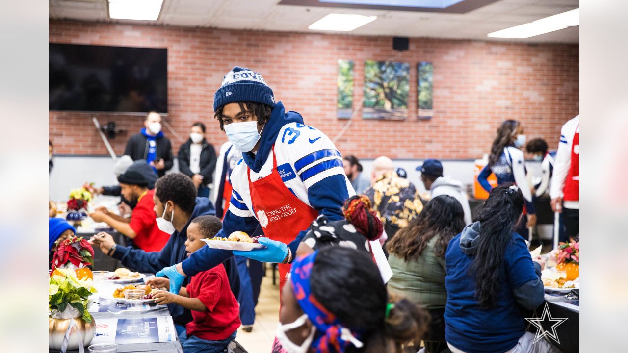 Dallas Cowboys Cheerleaders Rookies Serve Up An Early Thanksgiving Meal