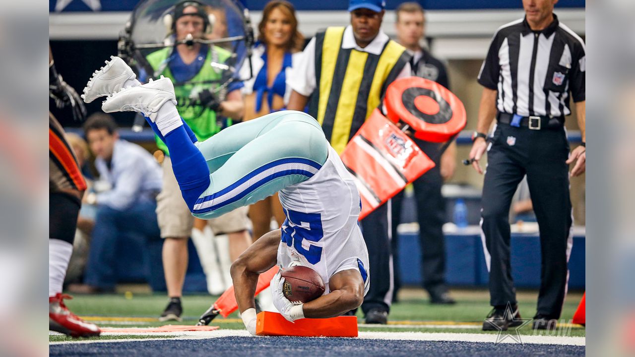 Dallas Cowboys' DeMarco Murray (29) falls into the end zone for a