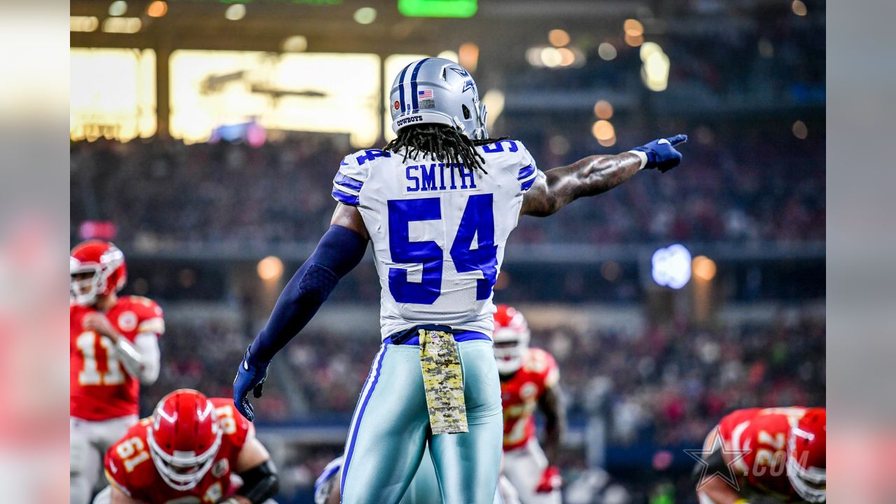 Dallas Cowboys middle linebacker Jaylon Smith (54) lines up