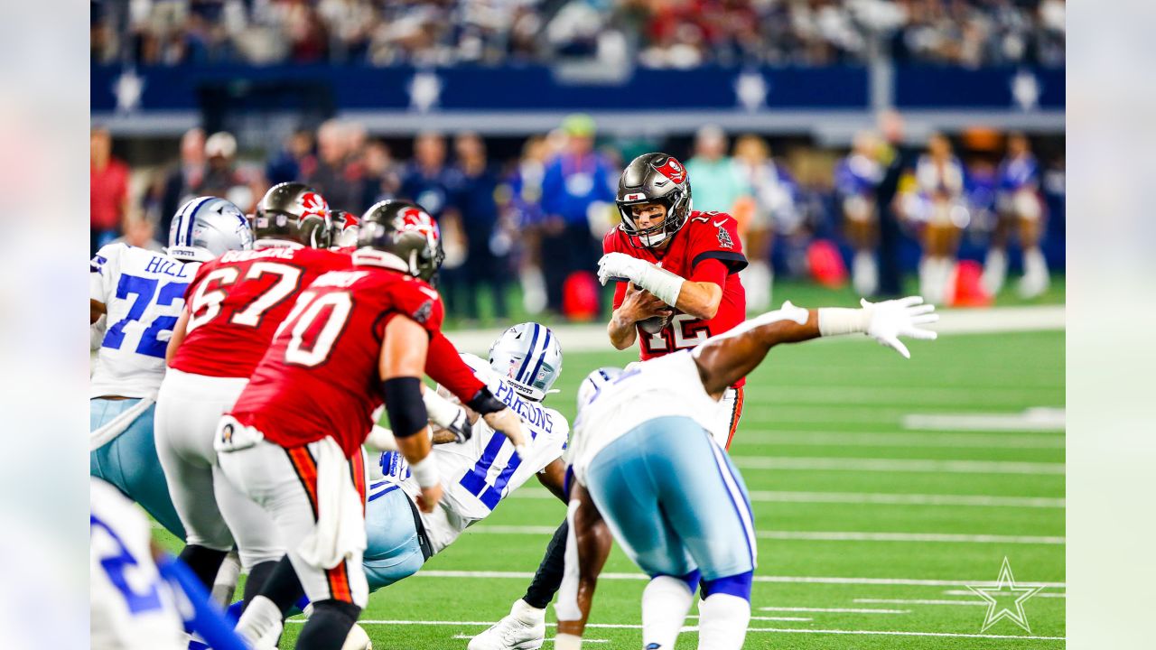 5,357 Tampa Bay Buccaneers V Dallas Cowboys Photos & High Res