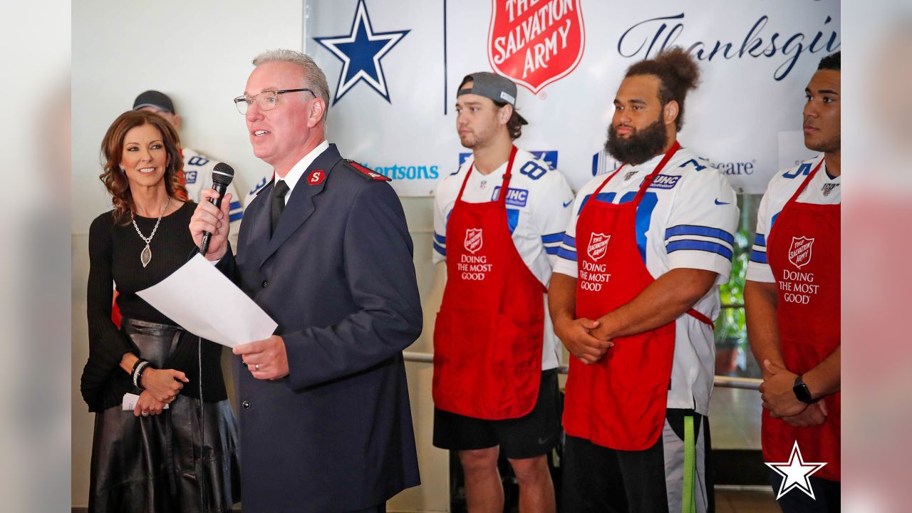 Zeke Elliott, Cowboys Feed Friends In DFW