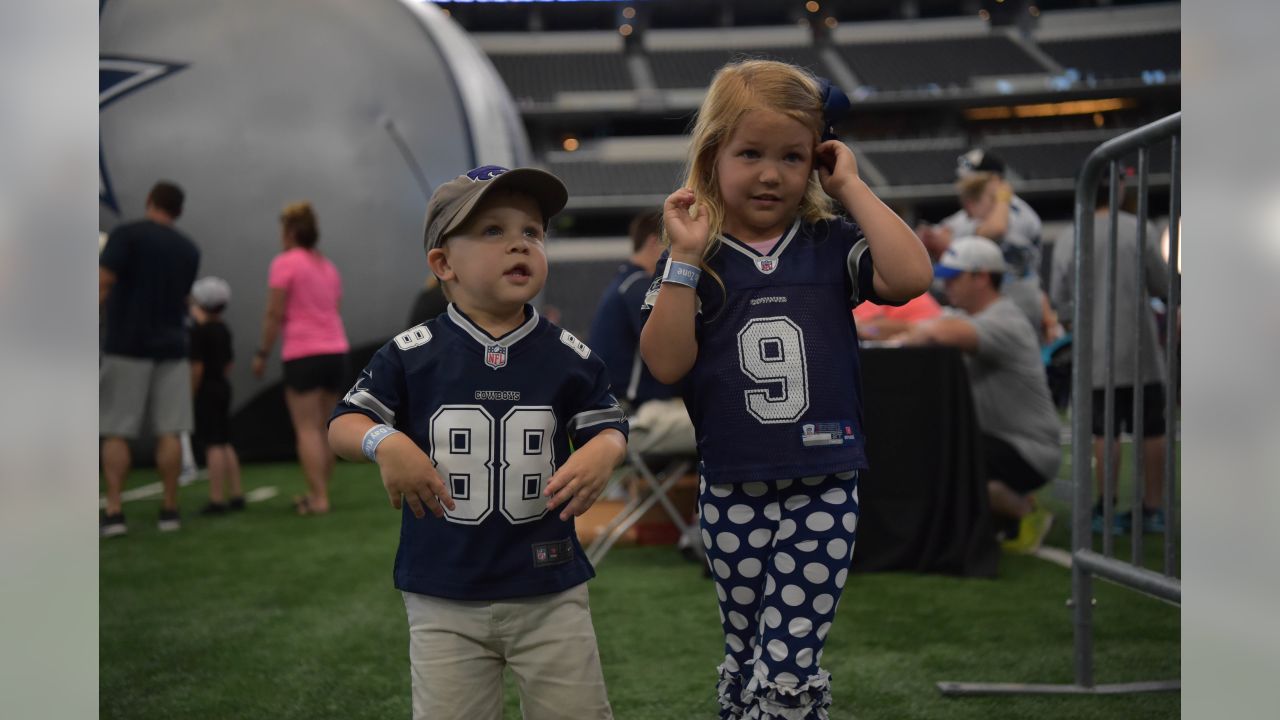 Elliott Selection Wins Over Fans At Cowboys' Miller Lite Draft Party