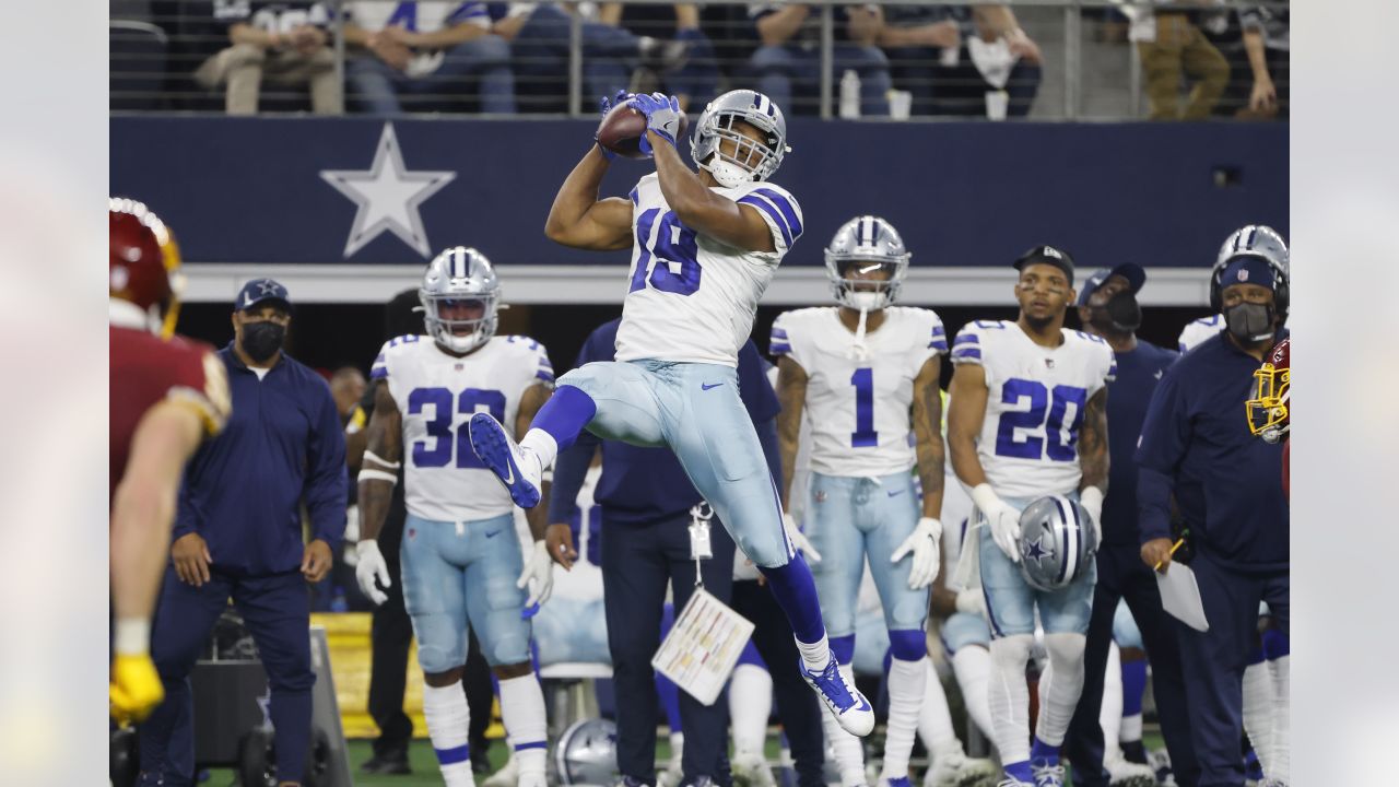 Arlington, Texas, USA. 29th Dec, 2019. Dallas Cowboys running back Tony  Pollard (20) tries to pull down a high pass during an NFL football game  between the Washington Redskins and Dallas Cowboys