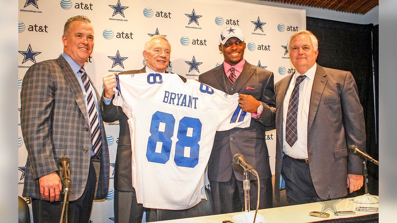 Aug 29, 2015: Dallas Cowboys wide receiver Dez Bryant #88 warms up but did  not play during an NFL Preseason football game between the Minnesota  Vikings and the Dallas Cowboys at AT&T