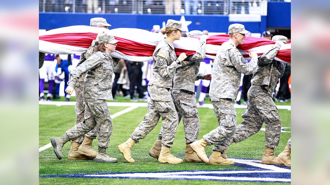 Dallas, Cowboys honor local military members with 'salute to service' >  U.S. Army Reserve > News-Display