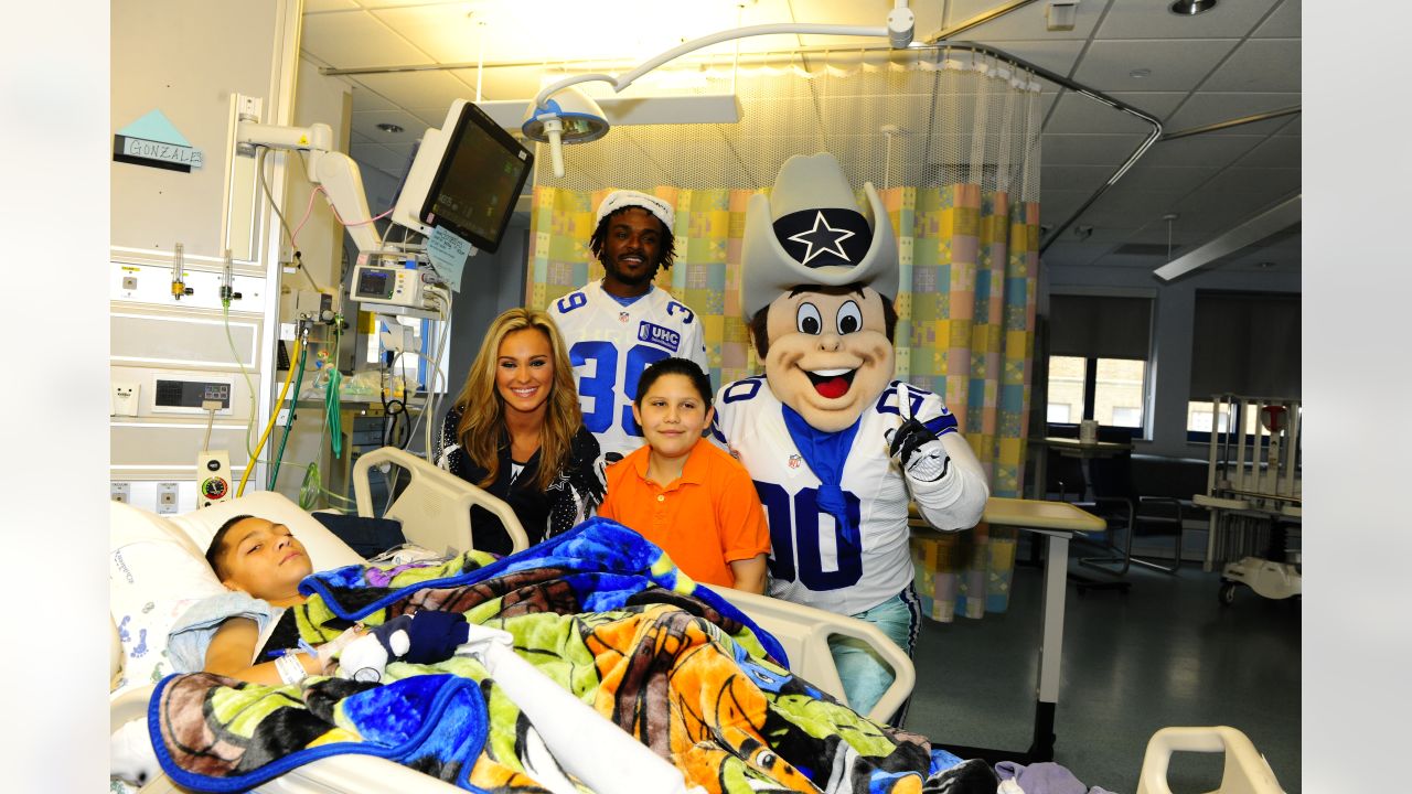 Dallas Morning News: 'It's a special thing' - Dallas Cowboys players make  holiday visits to four local children's hospitals