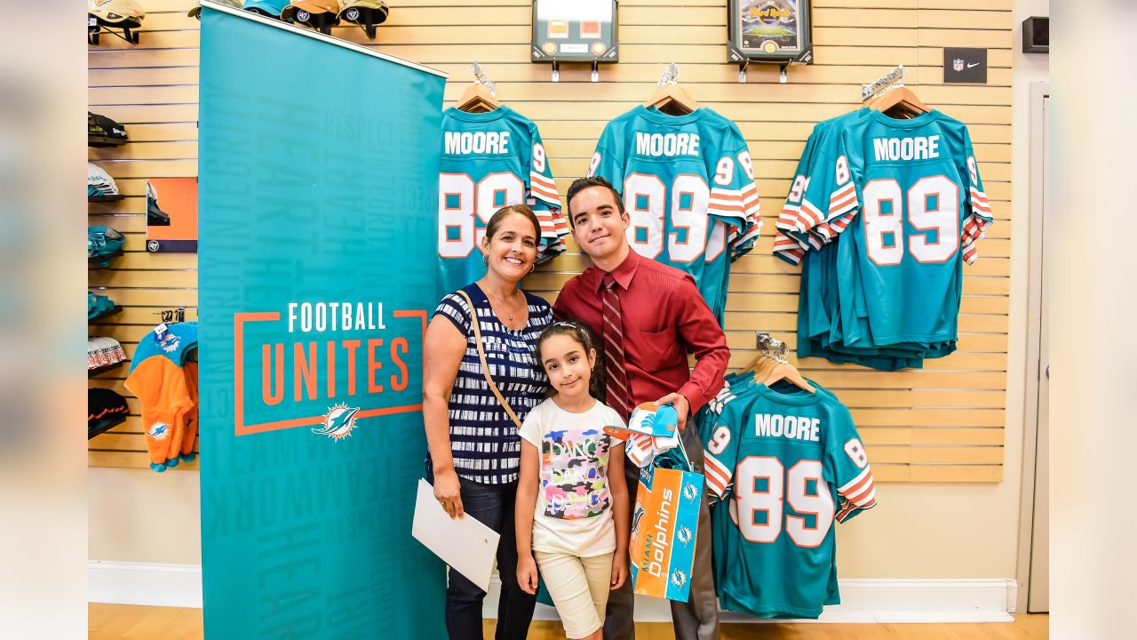 Miami Dolphins announce 2023 Nat Moore Scholarship Endowment Program  recipients - CBS Miami