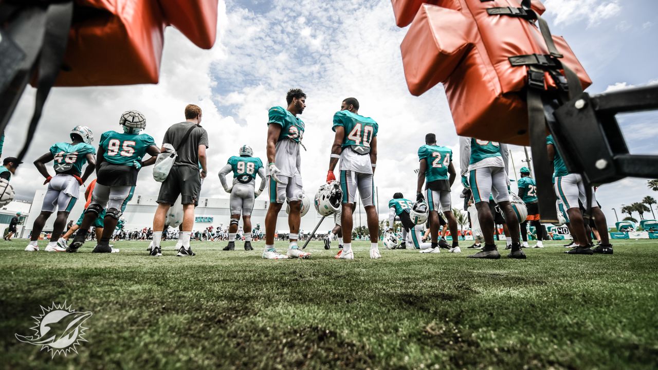 Miami Dolphins defensive tackle Raekwon Davis (98) walks on the