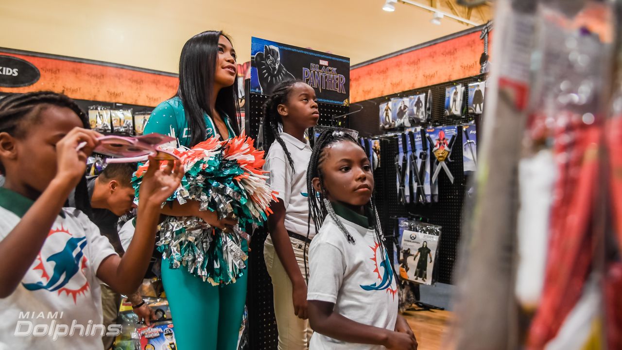 Dolphins shop for Halloween costumes with students – Sun Sentinel