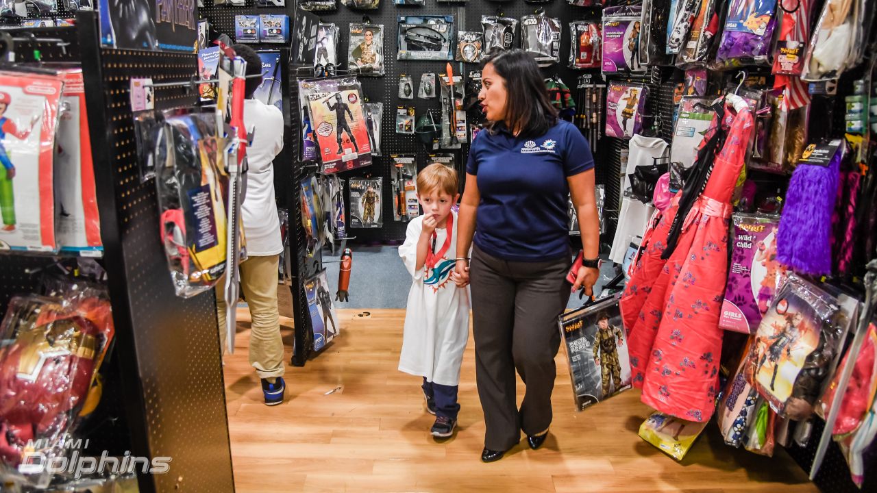 Dolphins shop for Halloween costumes with students – Sun Sentinel