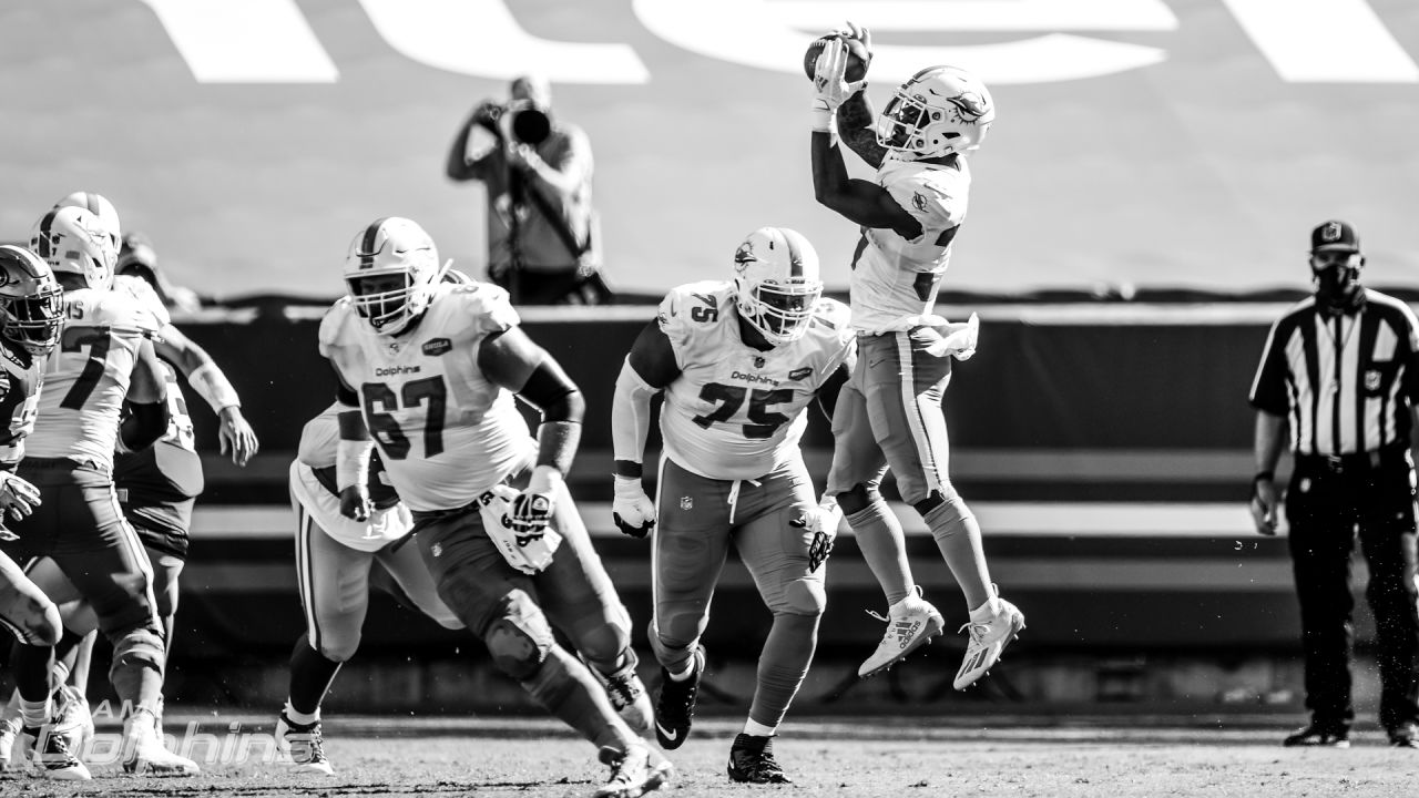 San Francisco 49ers vs. Miami Dolphins. Fans support on NFL Game.  Silhouette of supporters, big screen with two rivals in background Stock  Photo - Alamy