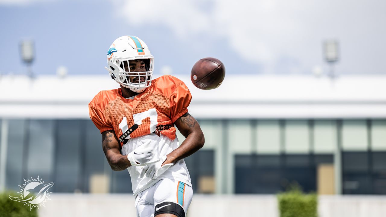 Miami Dolphins wide receiver Jaylen Waddle (17) warms up on the