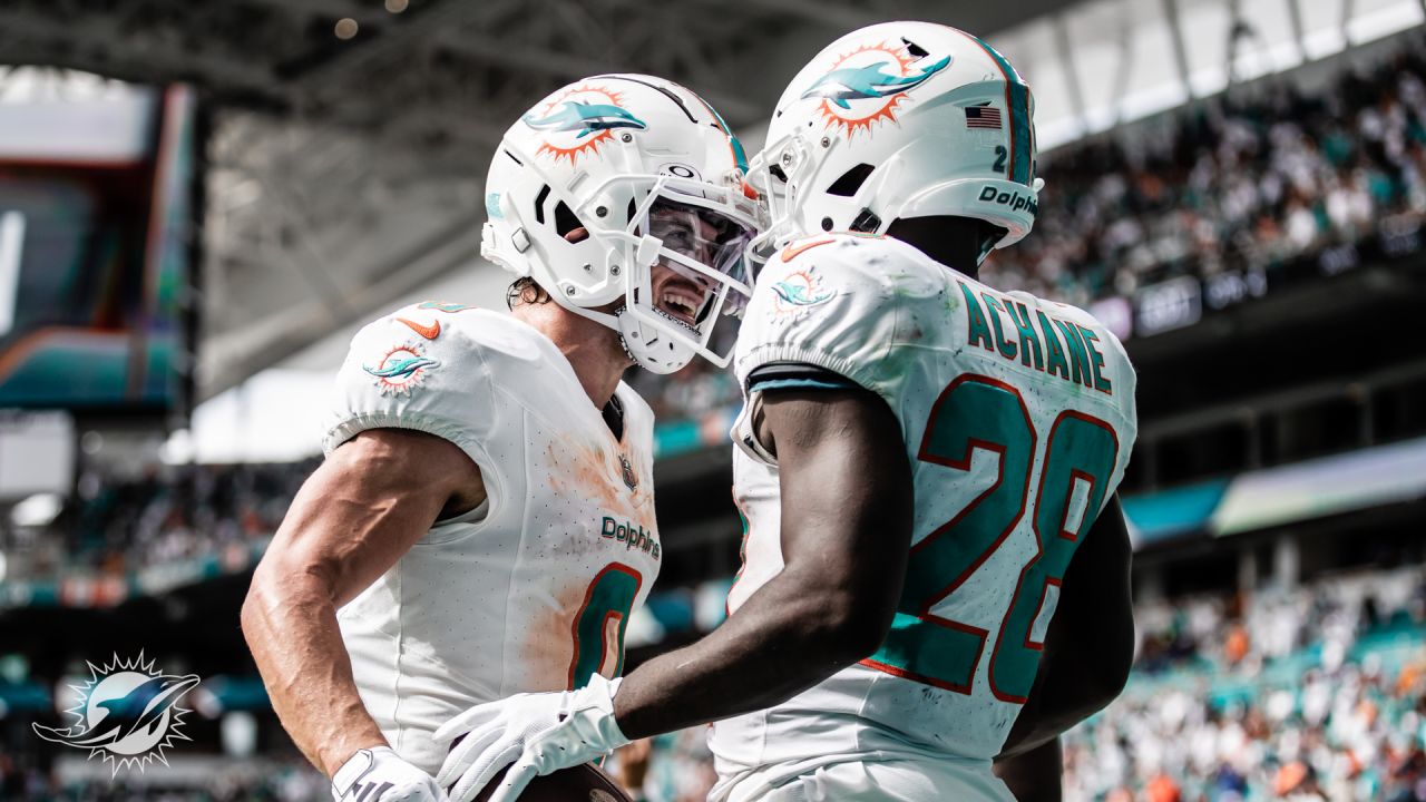 Miami Dolphins wide receiver Braxton Berrios (0) warms up before