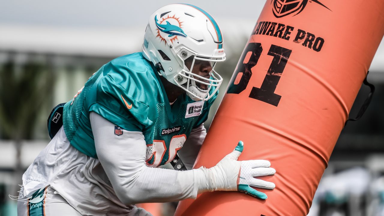 Miami Dolphins defensive tackle Raekwon Davis (98) walks on the