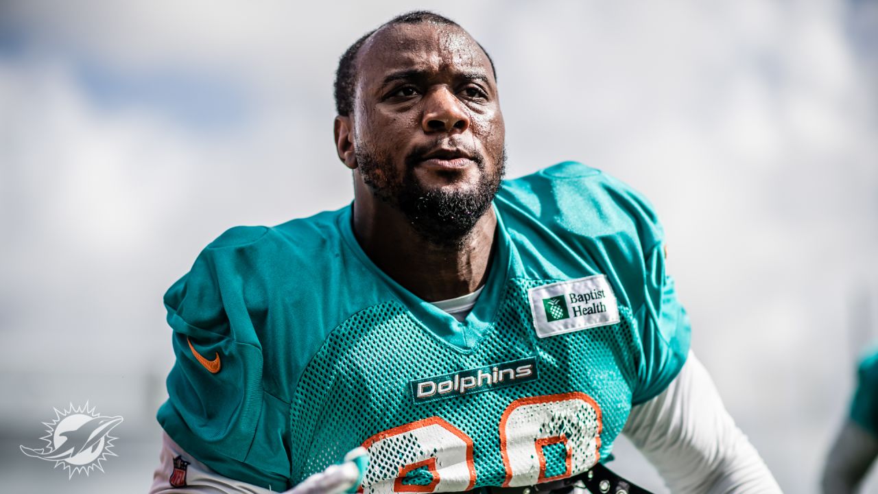 Miami Dolphins defensive tackle Raekwon Davis (98) warms up before