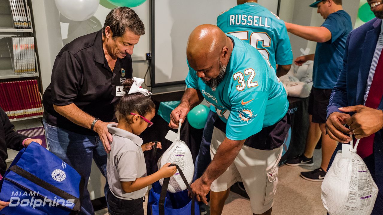 Miami Dolphins Give 500 Thanksgiving Meals