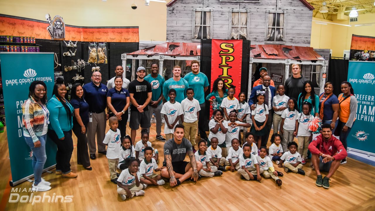 Miami Dolphins tackle Halloween shopping for some local children