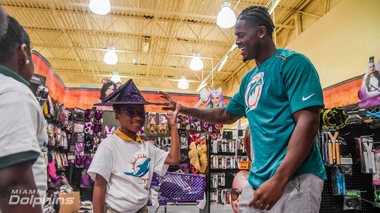 Dolphins shop for Halloween costumes with students – Sun Sentinel