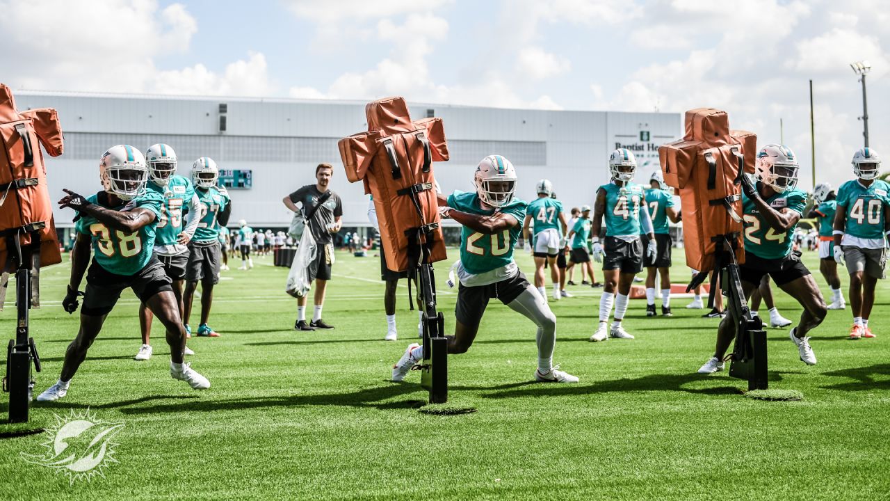 Miami Dolphins players join Hyundai Youth Football camp 