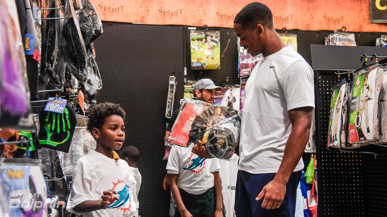 Dolphins shop for Halloween costumes with students – Sun Sentinel