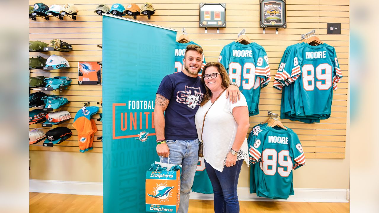 Miami Dolphins announce 2023 Nat Moore Scholarship Endowment Program  recipients - CBS Miami