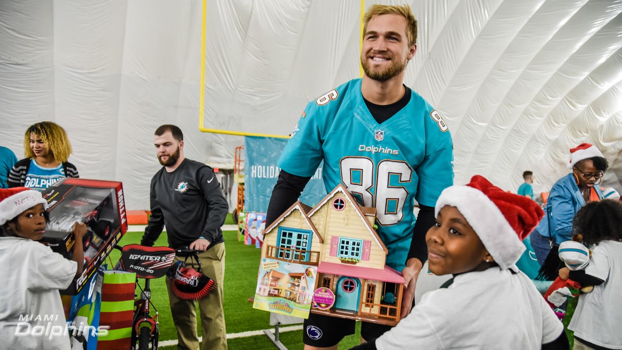 Kid goes crazy on Christmas after opening Tua Tagovailoa's autograph