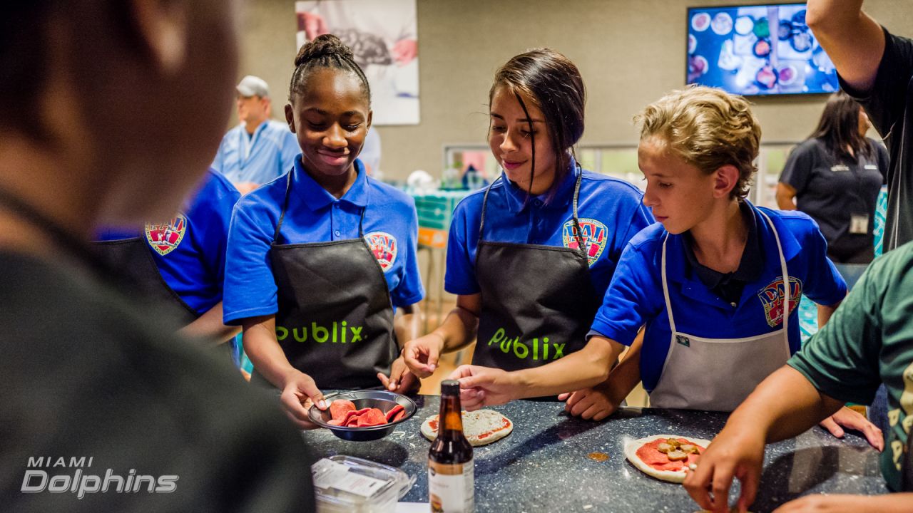 Miami Dolphins Rookies Collaborate with FOOTBALL UNITES™ Bigs in Blue for Dolphins  Kids Cook-off presented by Publix - Big Brothers Big Sisters Miami