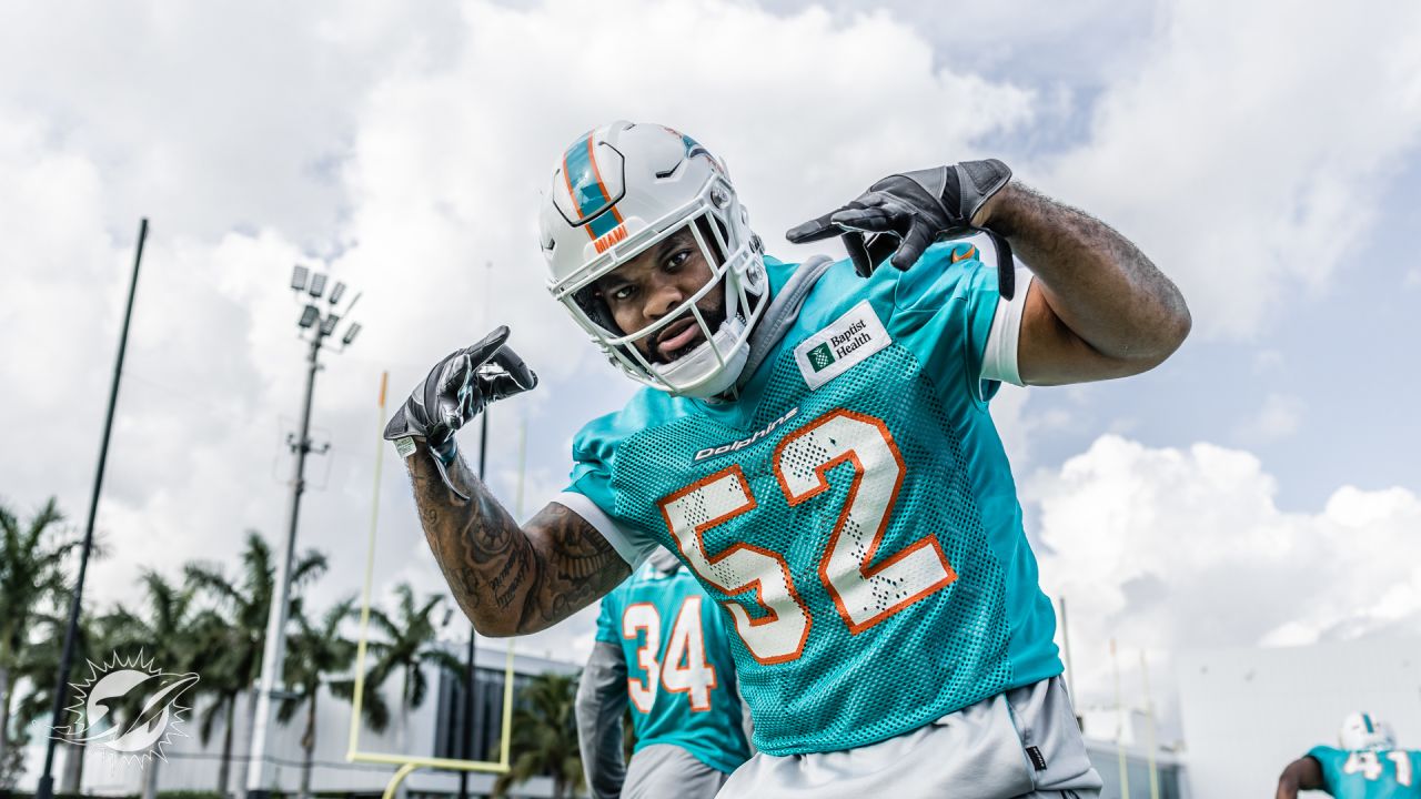 Miami. FL USA; Miami Dolphins linebacker Elandon Roberts (52