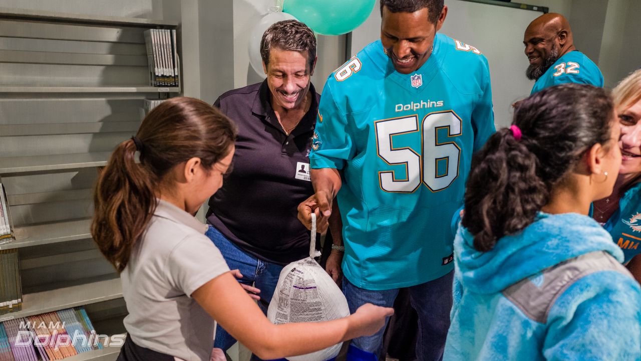 Miami Dolphins Give 500 Thanksgiving Meals