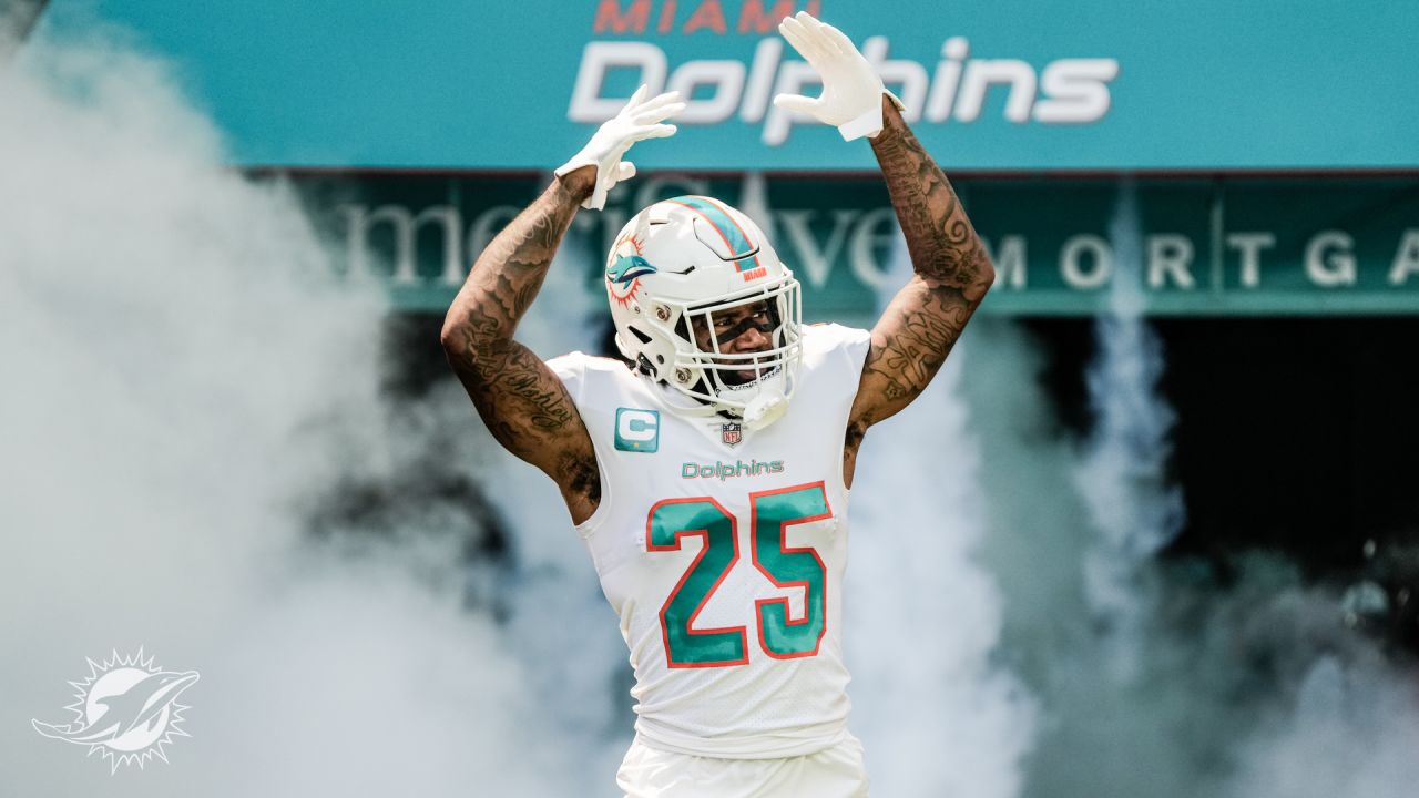 Download Miami Dolphins 25 Xavien Howard Football Wallpaper