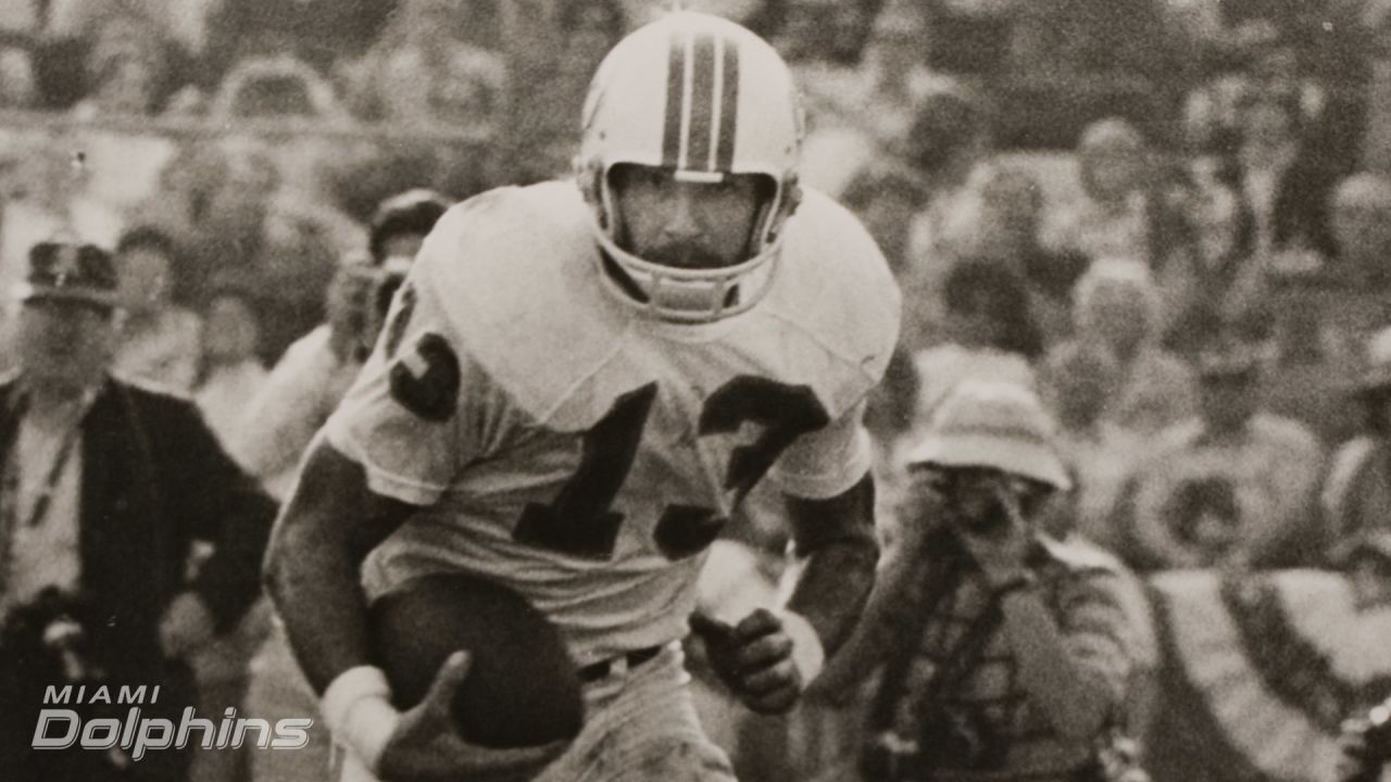 CIRCA 1970's: Free Safety/Punt Returner Jake Scott of the Miami News  Photo - Getty Images