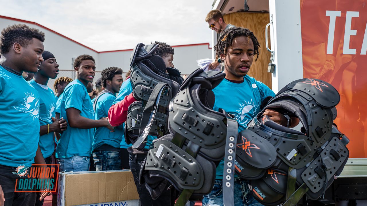 Miami Dolphins Donate Equipment and Meals to 1,000 High School and Youth  Football Players - High School Football America