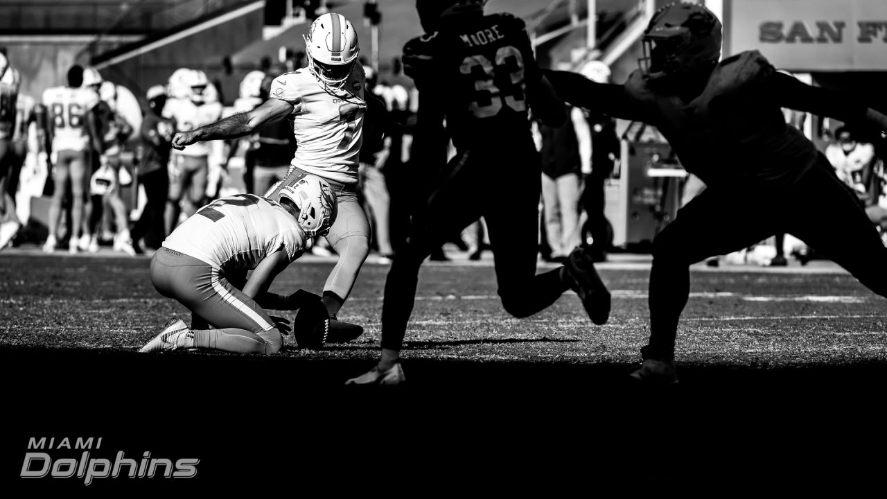 San Francisco 49ers vs. Miami Dolphins. Fans support on NFL Game.  Silhouette of supporters, big screen with two rivals in background Stock  Photo - Alamy