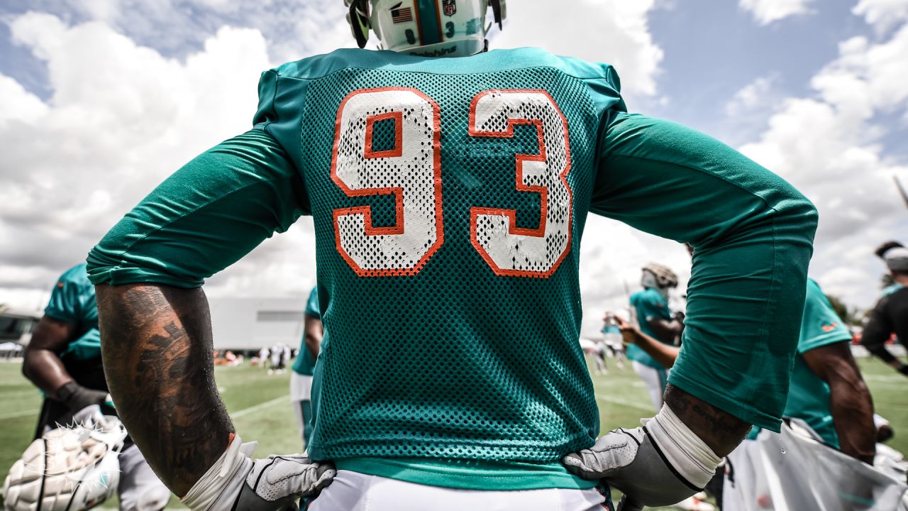 Miami Dolphins defensive tackle Raekwon Davis (98) walks on the