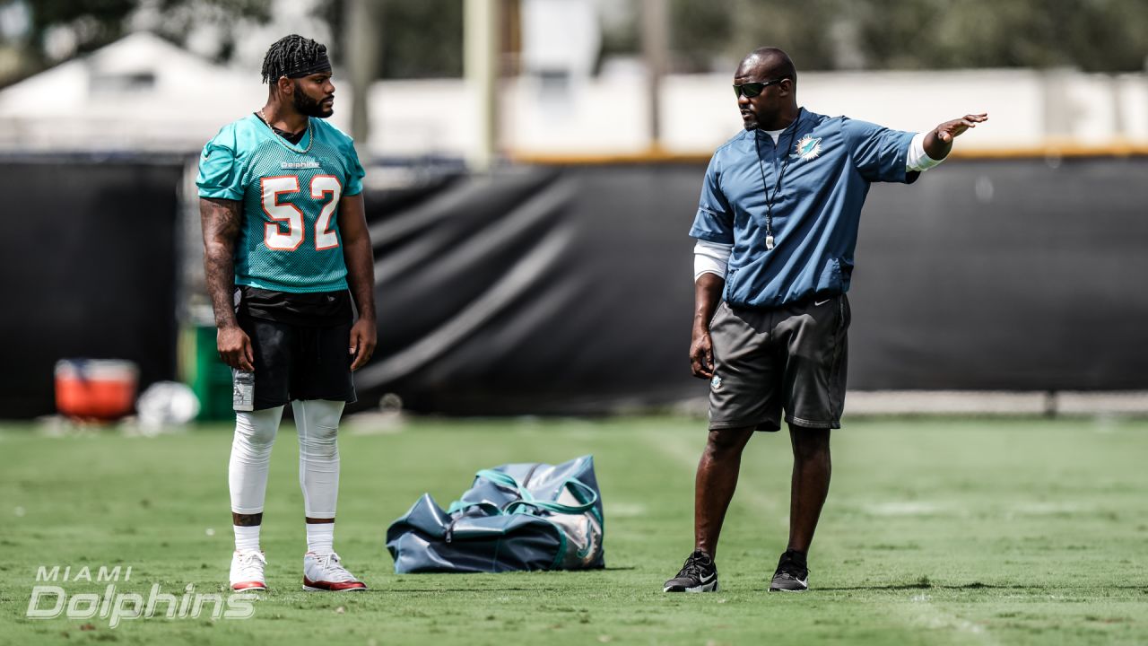 Miami. FL USA; Miami Dolphins linebacker Elandon Roberts (52