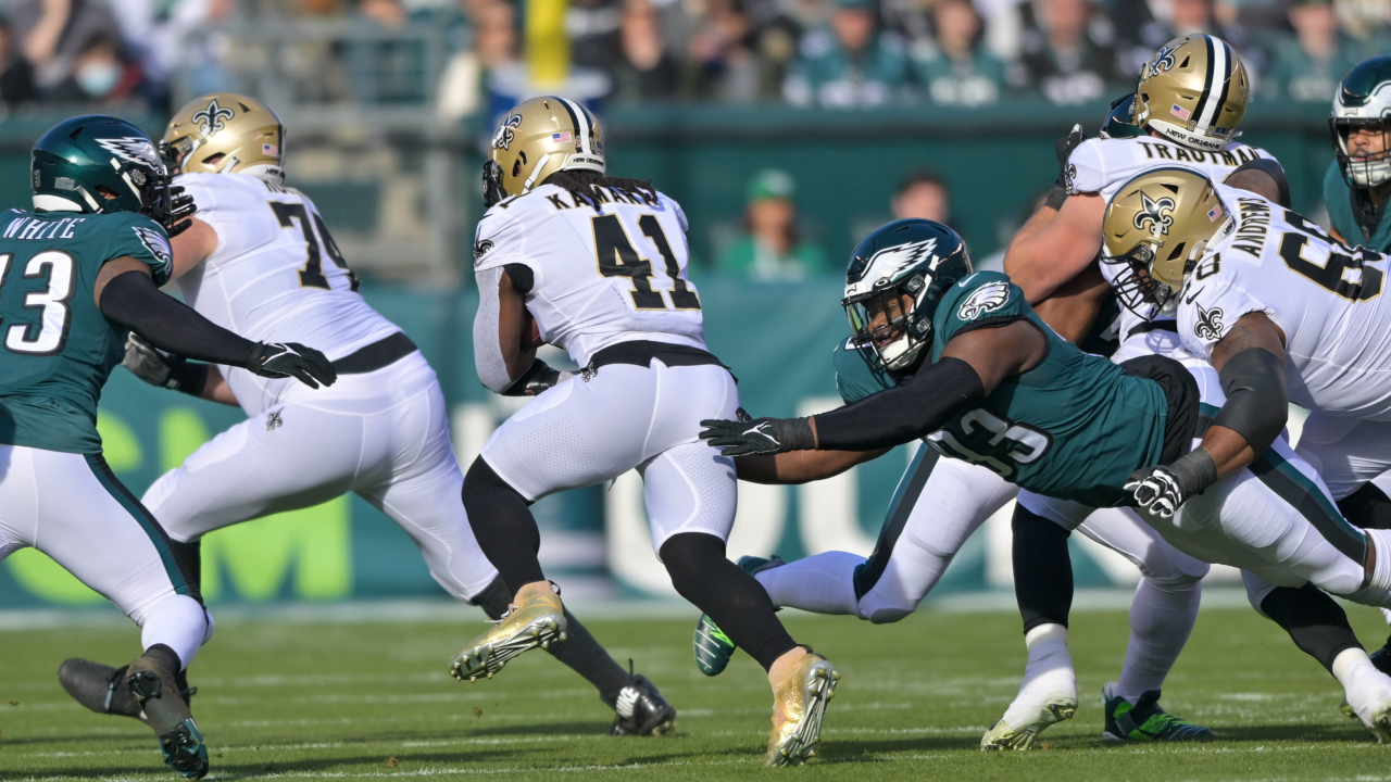 Eagles DE Sweat leaves game on stretcher after tackle