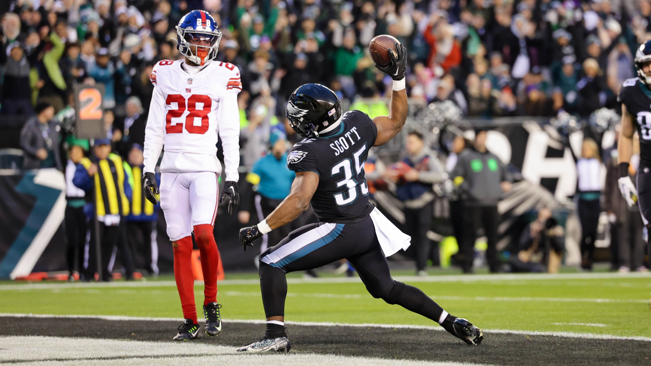 Philadelphia Eagles linebacker T.J. Edwards (57) in action during the NFL  football game against the New York Giants, Sunday, Jan. 8, 2023, in  Philadelphia. (AP Photo/Chris Szagola Stock Photo - Alamy