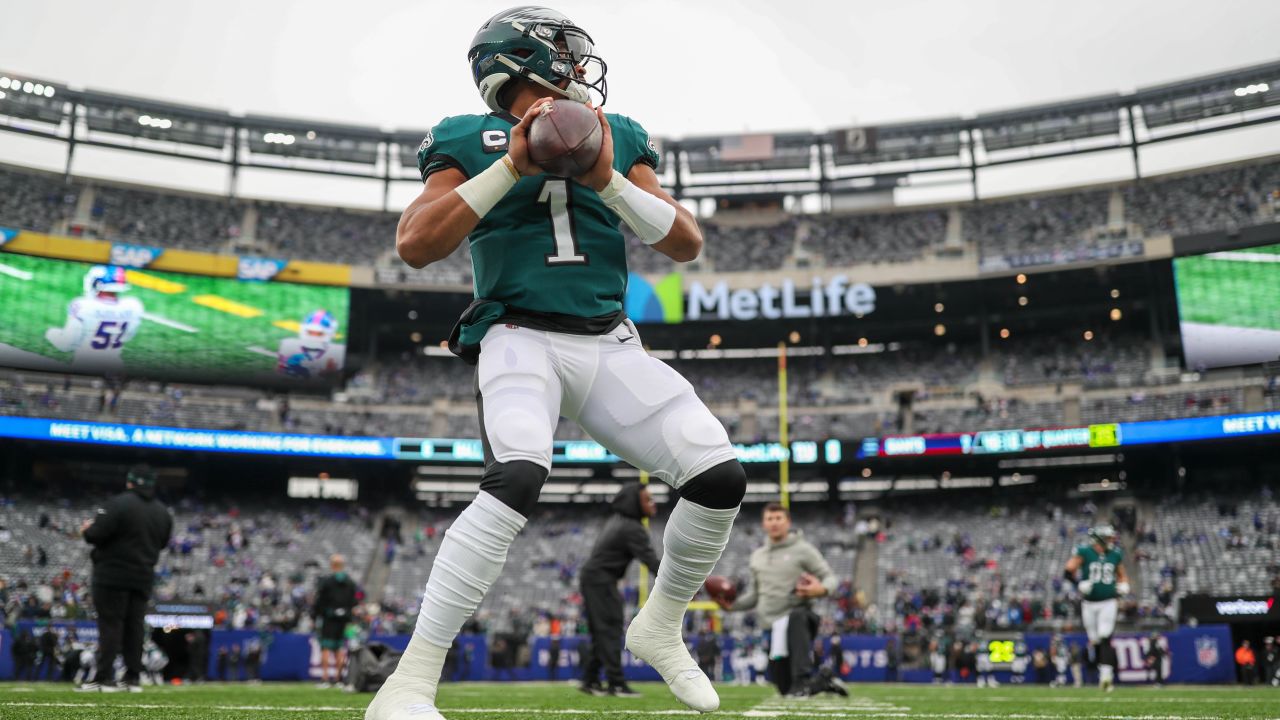 Giants improve to 5-3, beat Eagles 28-23