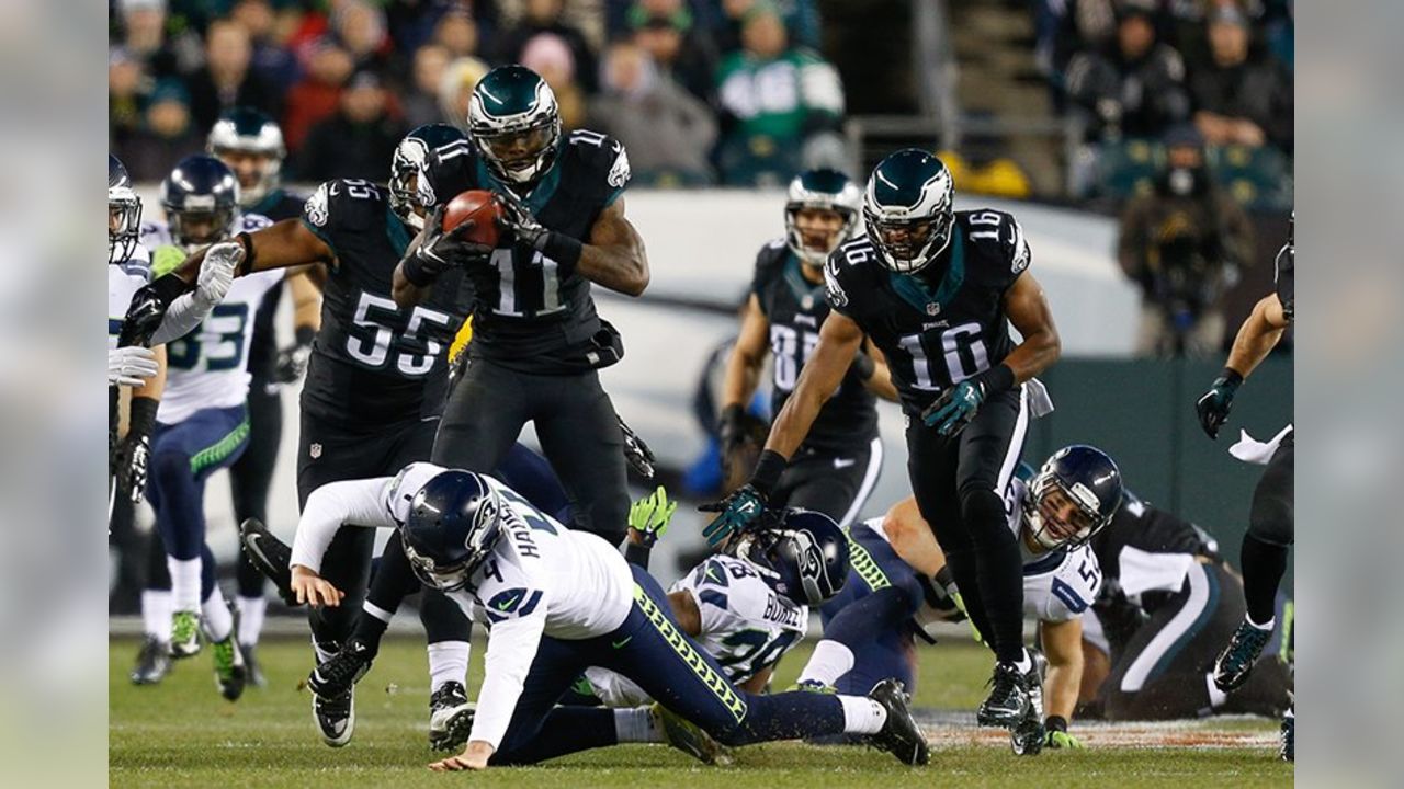 NFL on X: HALFTIME: @Eagles lead 10-7. 