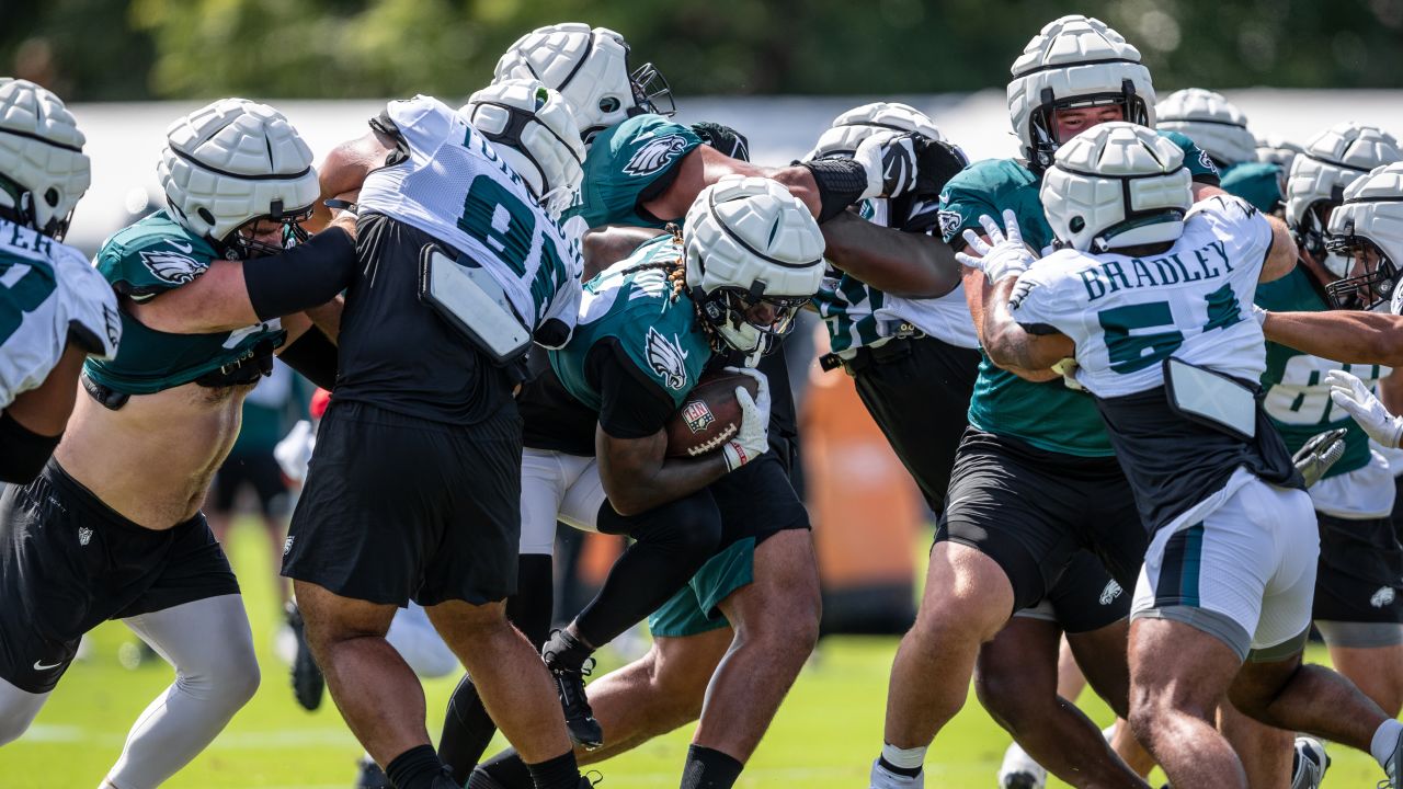 Philadelphia Eagles' Jalen Carter, left, warms up with Moro Ohomo, center,  during NFL rookie football minicamp, Friday, May 5, 2023, in Philadelphia.  (AP Photo/Chris Szagola Stock Photo - Alamy