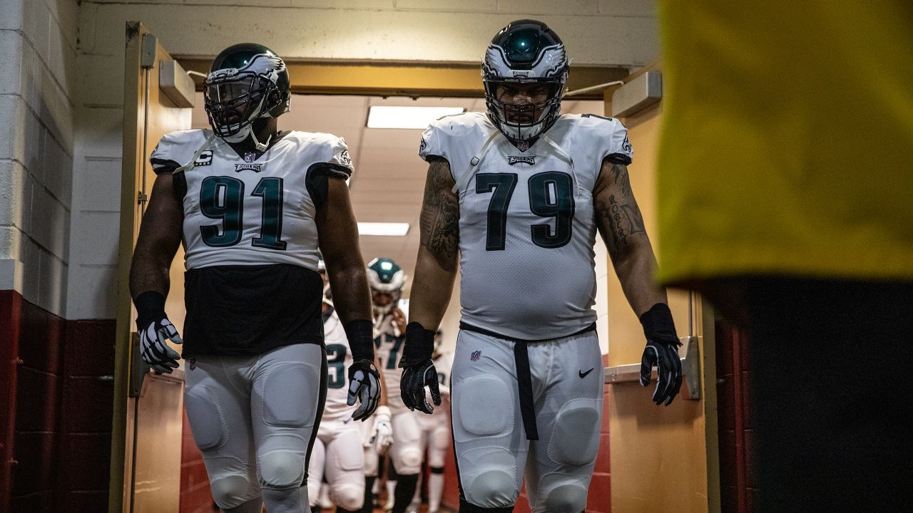 Philadelphia Eagles star Brandon Brooks exits practice field with