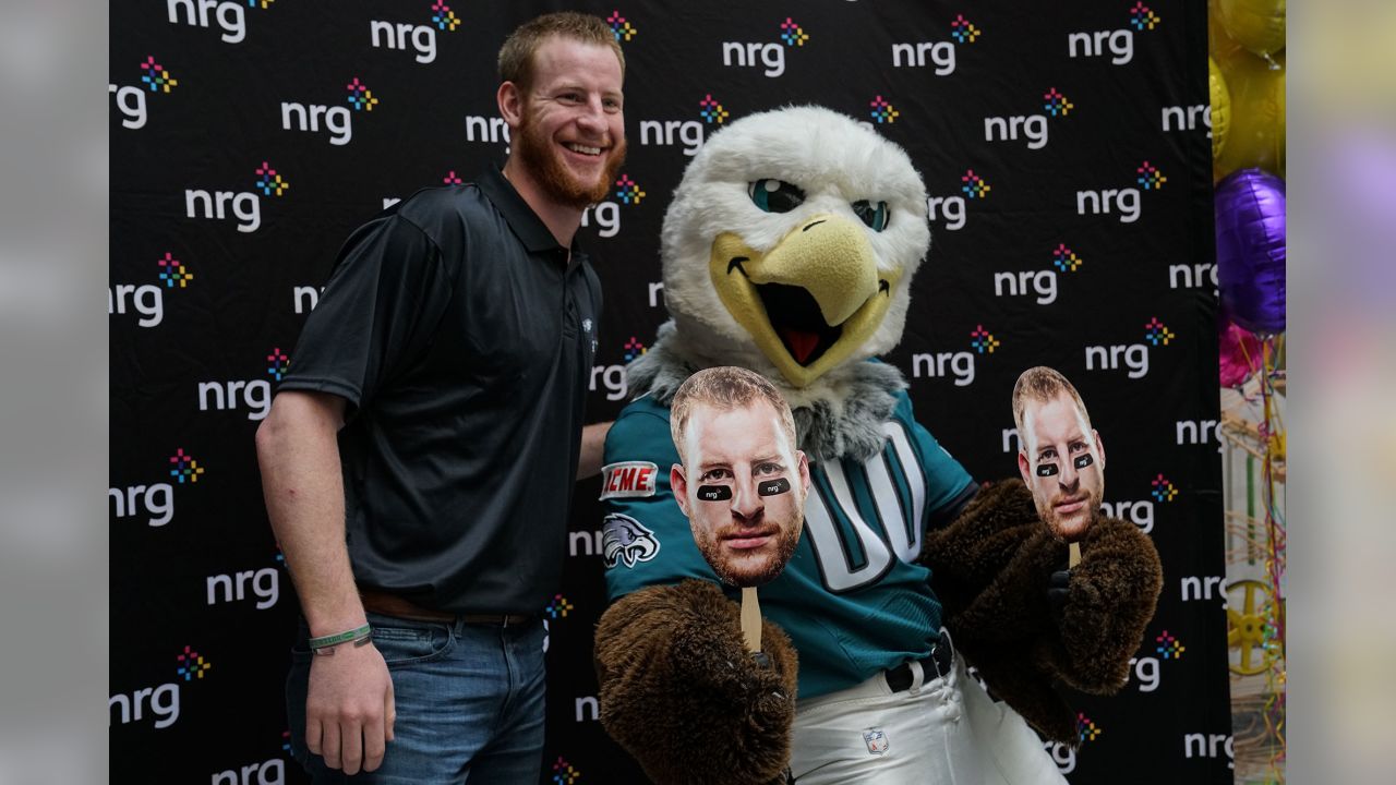 Carson Wentz Visits Children's Hospital of Philadelphia