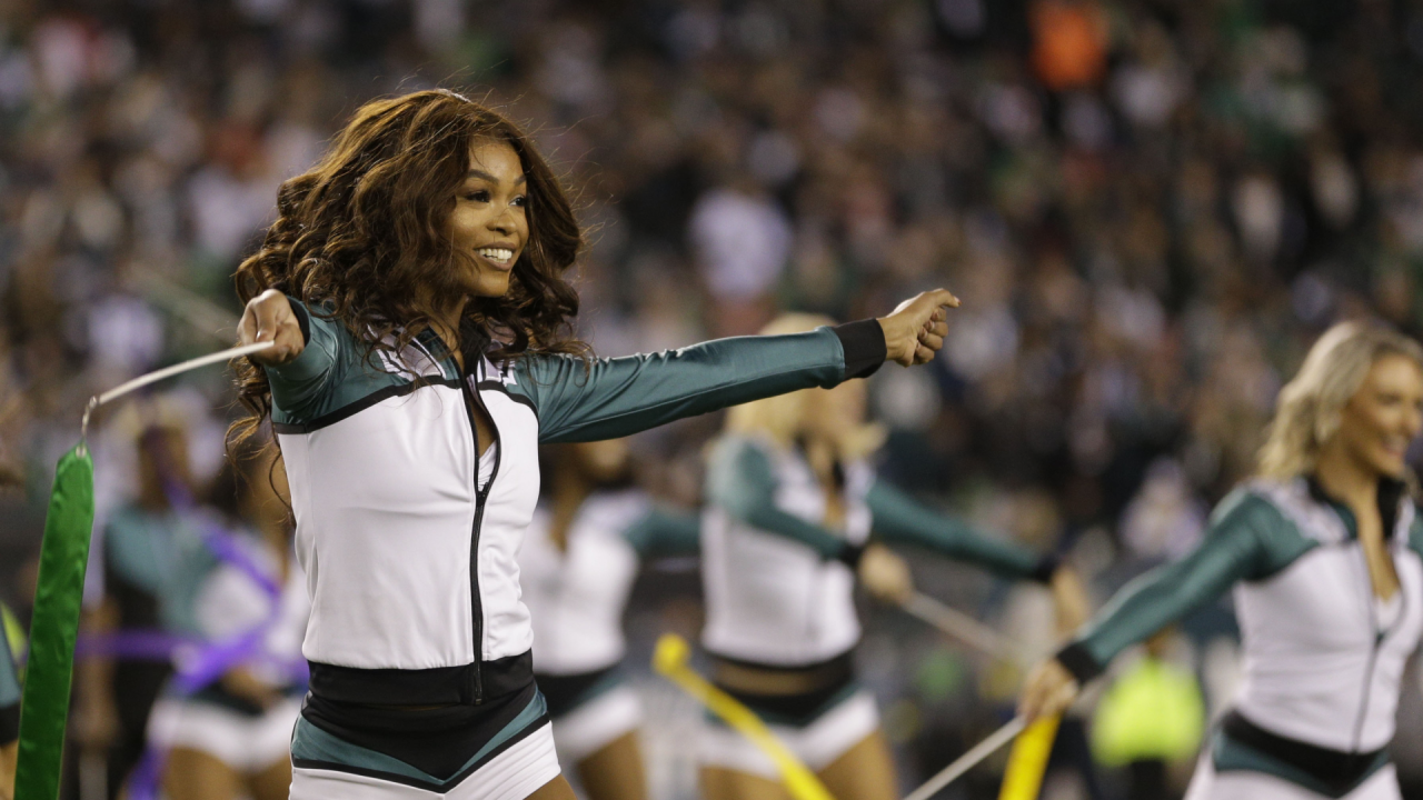 PICTURES: Eagles cheerleaders and fans at the Cowboys game – The