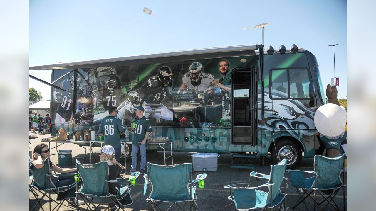 An awesome tailgate bus!  Philadelphia eagles, Philadelphia