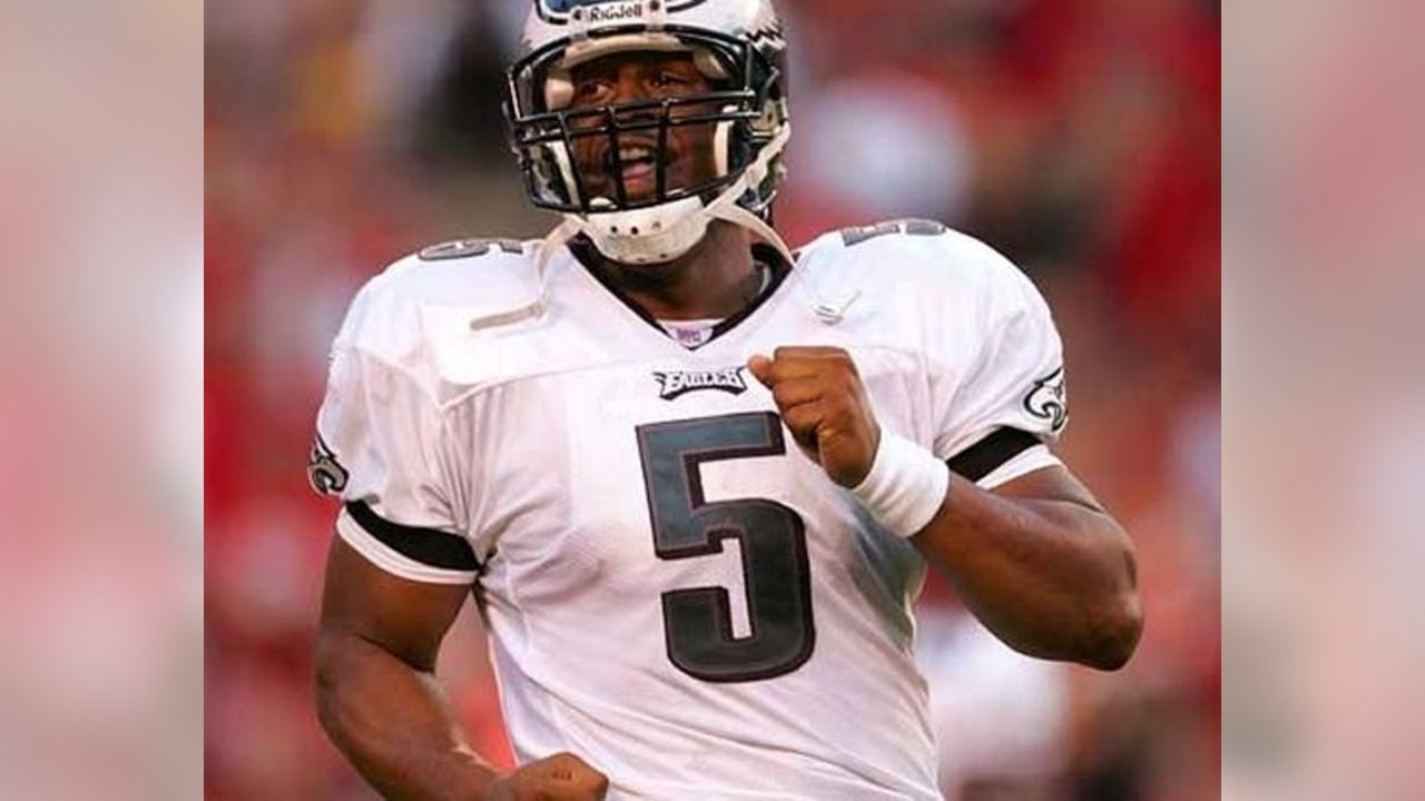 Philadephia Eagles Donovan McNabb talks with wide receiver Terrell