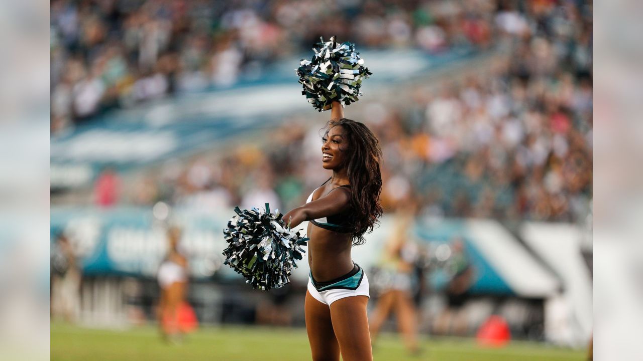 PHOTOS: Cheerleaders Warm Up For Steelers