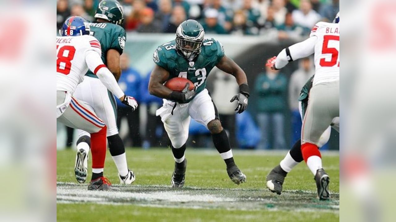 Fullback Leonard Weaver of the Philadelphia Eagles runs for a Fotografía  de noticias - Getty Images