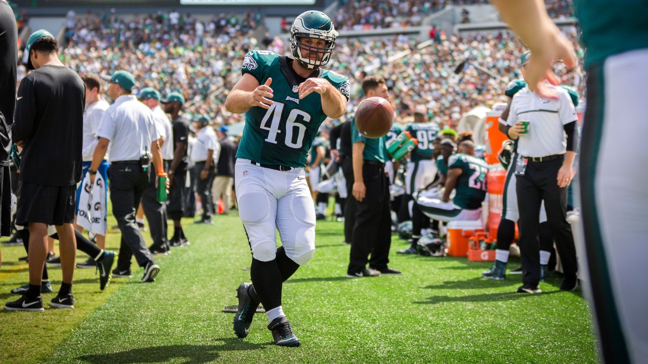 Philadelphia Eagles' Jon Dorenbos (46) works out on the field before an NFL  football game against the Atlanta Falcons Sunday, Oct. 17, 2010, in  Philadelphia. (AP Photo/Mel Evans Stock Photo - Alamy