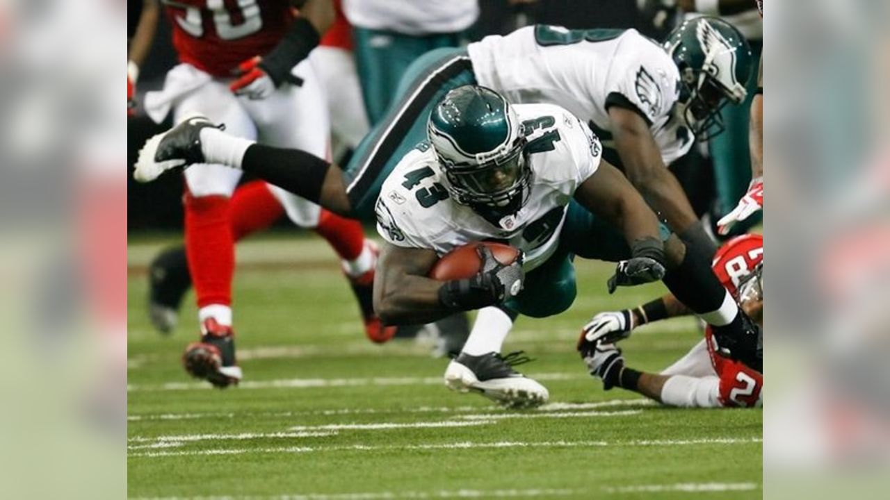 Philadelphia Eagles FB Leonard Weaver (43) runs with the ball during the  first half of an NFL football game against the Washington Redskins ,  Sunday, Nov. 29, 2009, in Philadelphia. (AP Photo/Mel